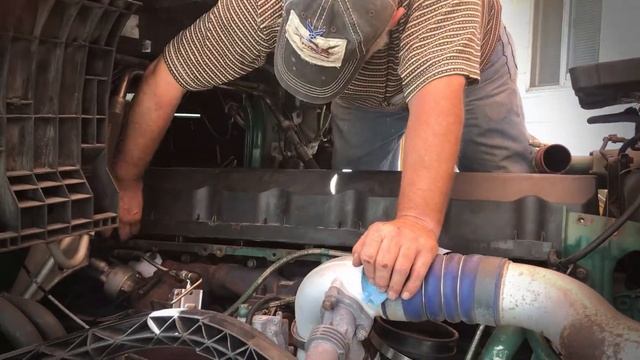 Changing Injectors in a Volvo D-13 (Part 3 of 17) / Grey Wolf / 96441/556859