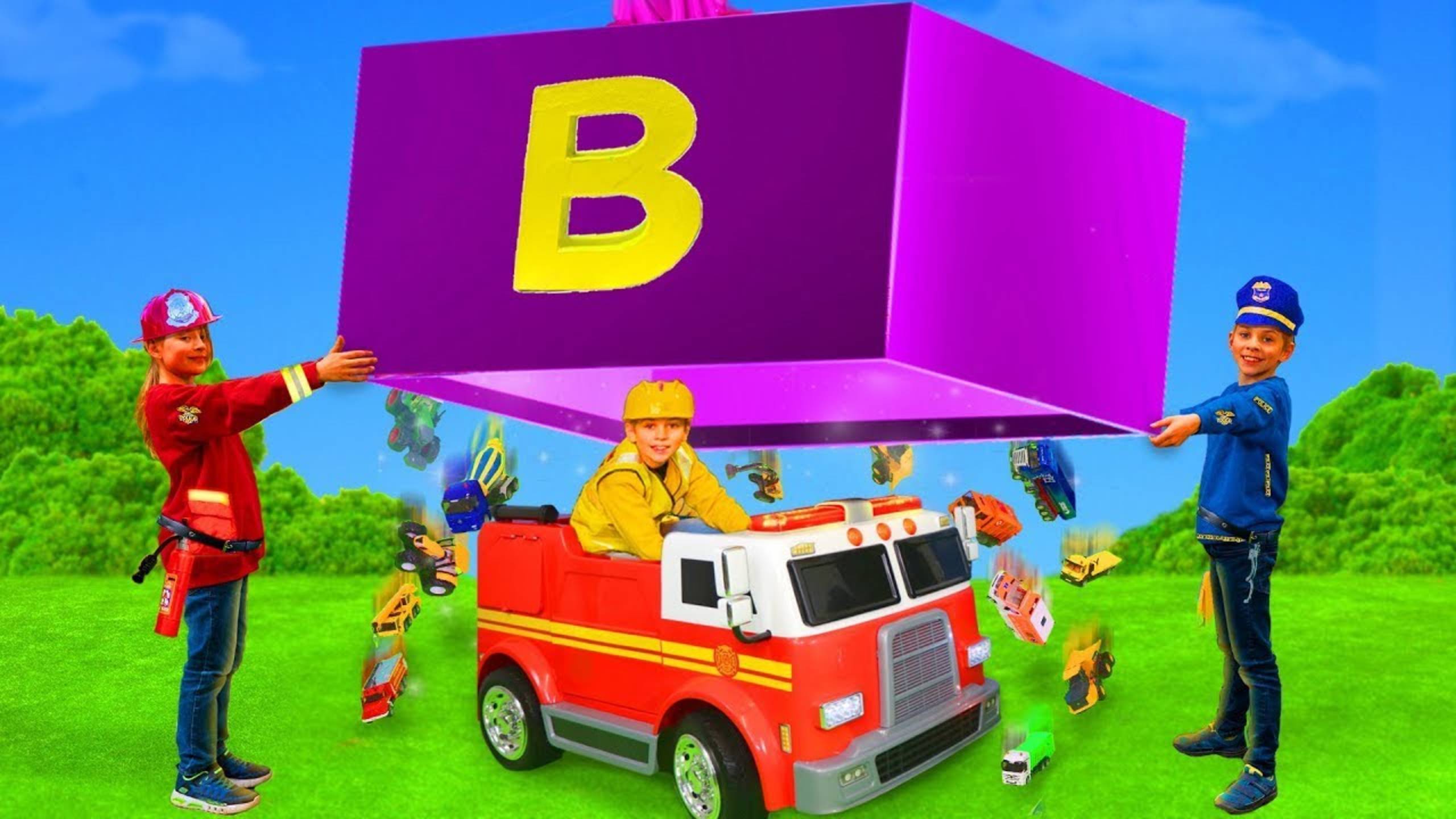 Дети играют с разными игрушечными машинками