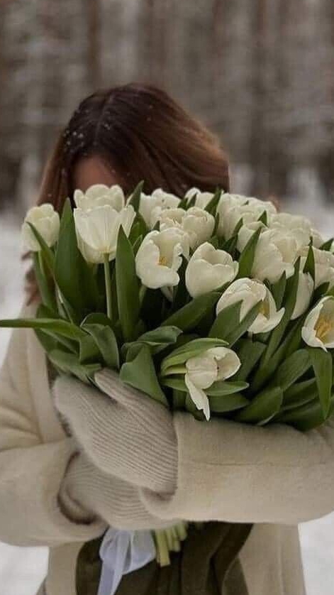 Дарите женщинам цветы .