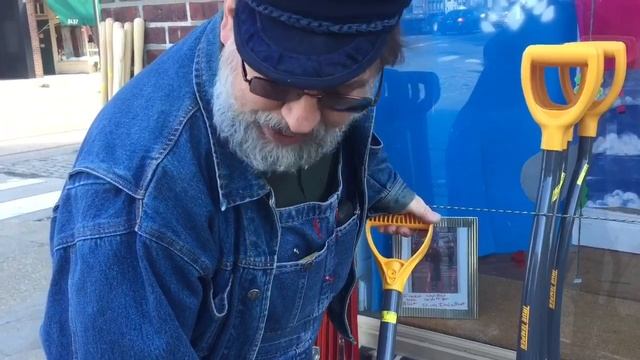 How to buy a snow shovel