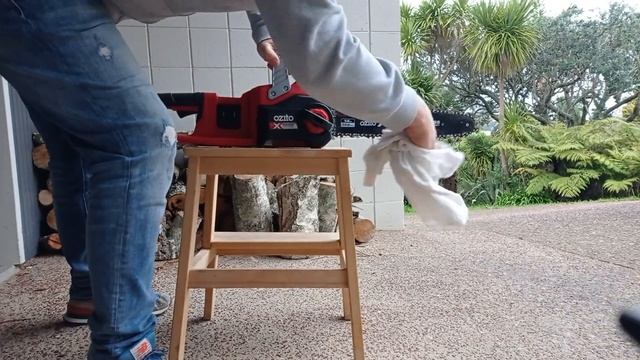 Ozito Brushless Chainsaw 36v: Quick Demo on my DIY Sawbuck. 356mm Chain,  Battery powered. BUNNINGS
