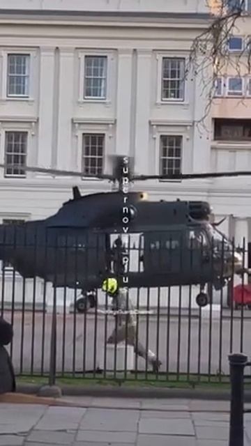 В сети появилось видео Зеленского в Лндоне. Расхаживает в шлеме, чтобы не прилетела пуля в голову