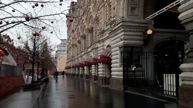 Праздничная ярмарка на Красной площади возле ГУМа.