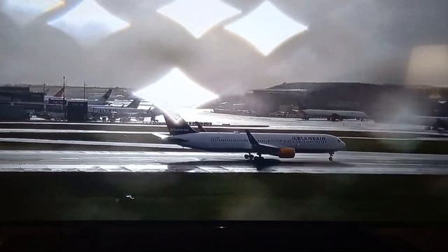 Boeing 767-300ER Icelandair Лондон-Рейкьявик взлетает из аэропорта Лондон-Хитроу.