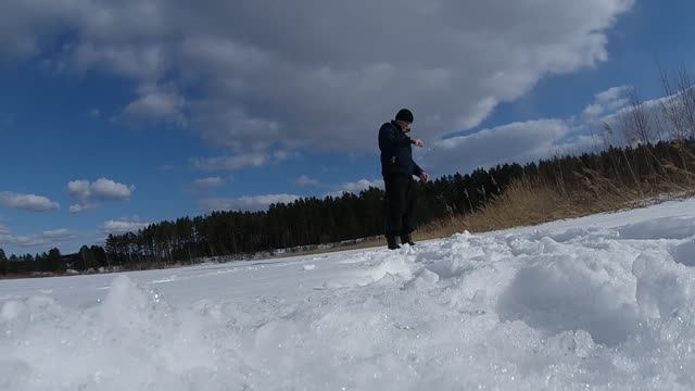 РЫБАЛКА на Балансир .Ловим на карьере на последнем льду .