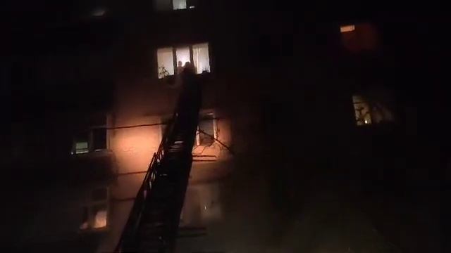 В Николаеве спасателям пришлось через окно залезать в квартиру, где находился ребенок
