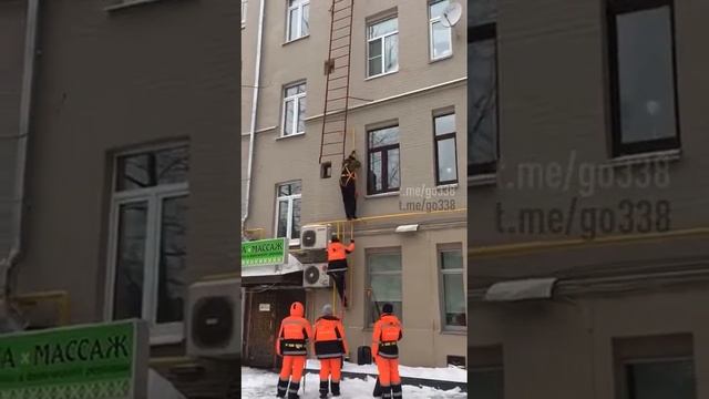 В последний путь! Так в Москве чистят крыши.