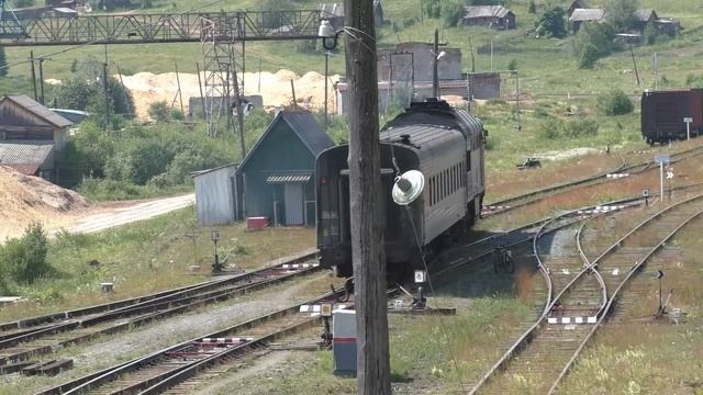 2ТЭ116К-1113 с пригородным поездом "Западный Урал" Кузино — Чусовская отправляется со станции Кын
