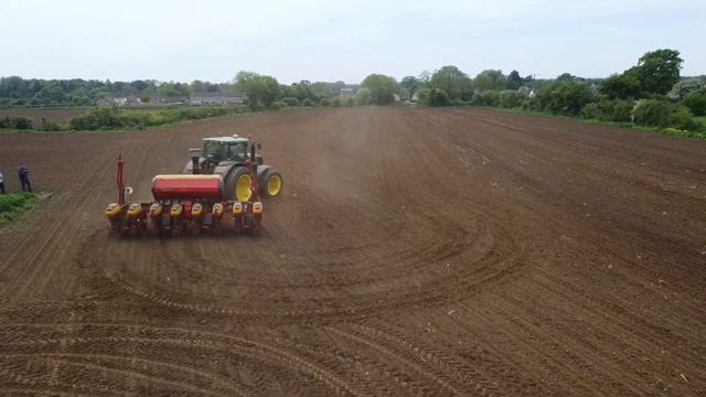John Deere 6215R and Vaderstad Tempo F8, Planting Maize