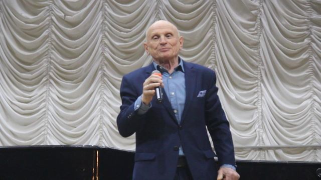 "Песня о Волге": слова Вячеслава Смирнова, музыка Владимира Четвертакова, солист Александр Безуглых