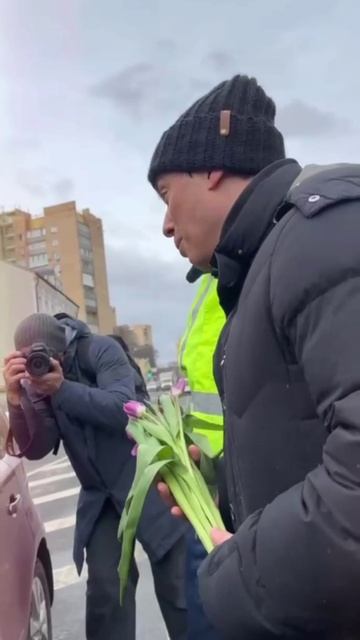 🌺В Москве, сотрудники ДПС поздравляют дам за рулем с наступающим 8 Марта🌺