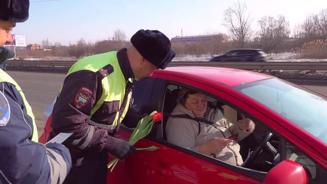 Госавтоинспекторы Приамурья подарили цветы и хорошее настроение жительницам области