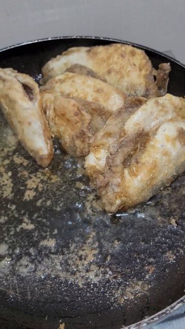 Жарю макрель, которую только что купил у рыбака прямо на пляже, у моря из сетей! मैकेरल अरामबोल मछल