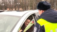 Сотрудники Госавтоинспекциии поздравили женщин Реутова с 8 марта