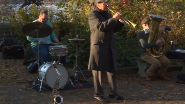 David Ostwald's LOUIS ARMSTRONG ETERNITY BAND in Riverside Park (Nov 2020 / part 1)
