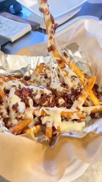 THE famous Bacon Cheese Fries!🍟🥓🔥👨🍳•