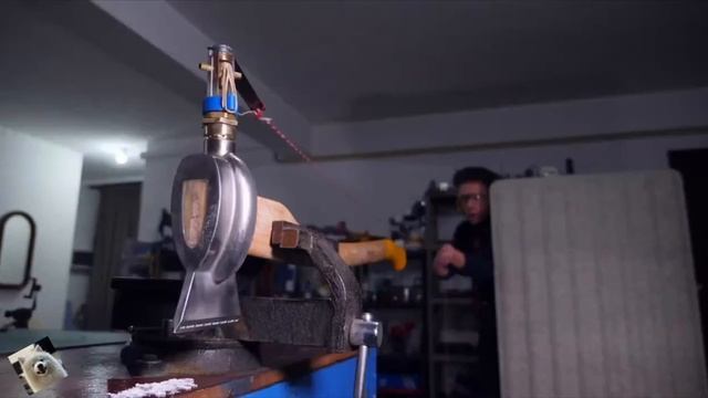 Топор с патронным усилителем