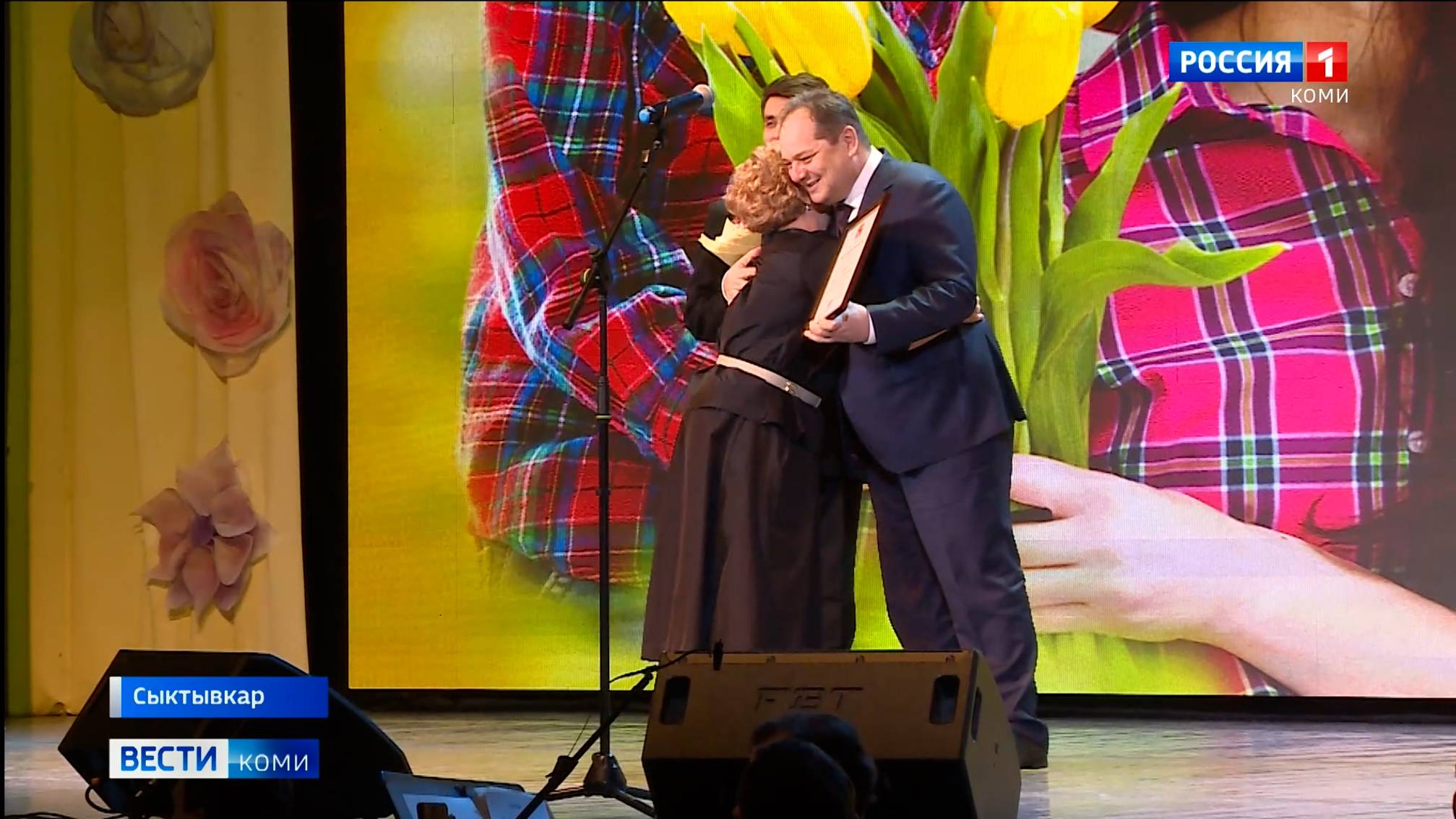 Ростислав Гольдштейн вручил награды отличившимся жительницам Коми