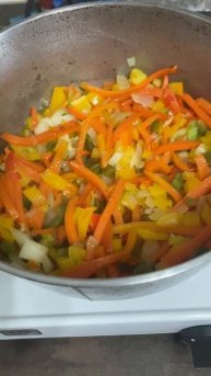 Гречка с большим количеством овощей и с тушенкой (свинина, говядина) в казане.