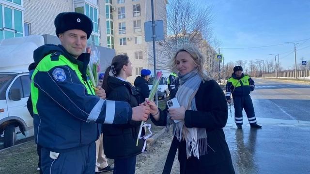 Госавтоинспекция Шпаковского округа поздравила автоледи с 8 Марта