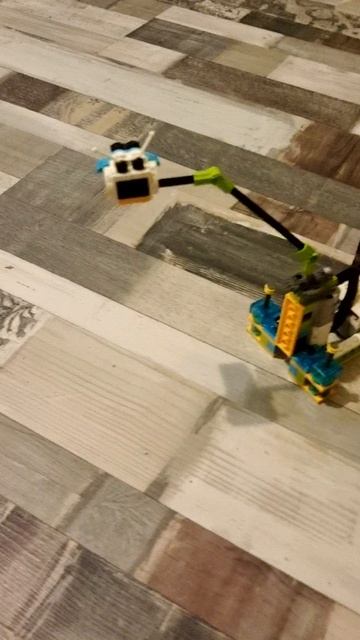 Конструктор wedo 2, пчела  над цветком