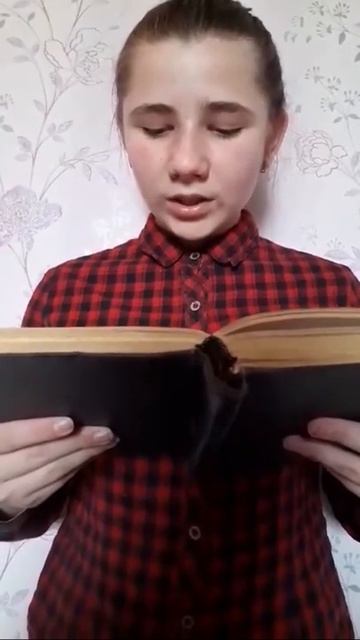 Шаповалова Эвелина читает стихотворение Ю.Воронова "Опять война"