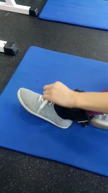завязываем шнурки одной рукой