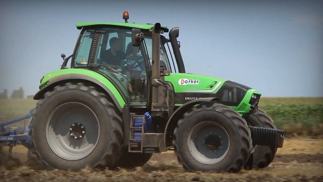 Fekete Deutz-Fahr Warrior traktor a Dorker Kft. felsőszentiváni gépbemutatóján