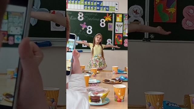 что я видел в школе девчонка танцует😱😱😱