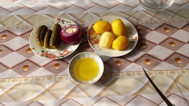 Очень вкусный и быстрый в приготовлении салат из картофеля.