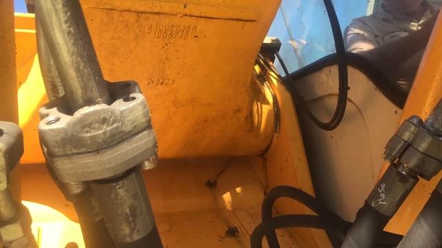 Liebherr R944 with Genesis 700R 4