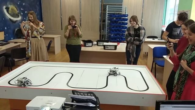 Студенты ПсковГУ на занятии робототехникой
