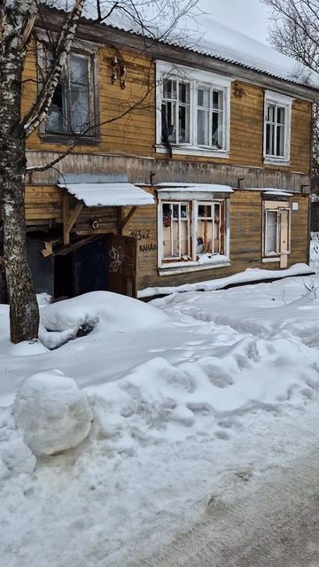 Дом на Обводном стоит незаколоченым уже несколько лет. Вот бы было классно, если како-нибудь чино...