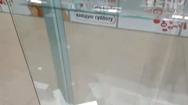 Стекляная дверка в витрину во Владивостоке.
