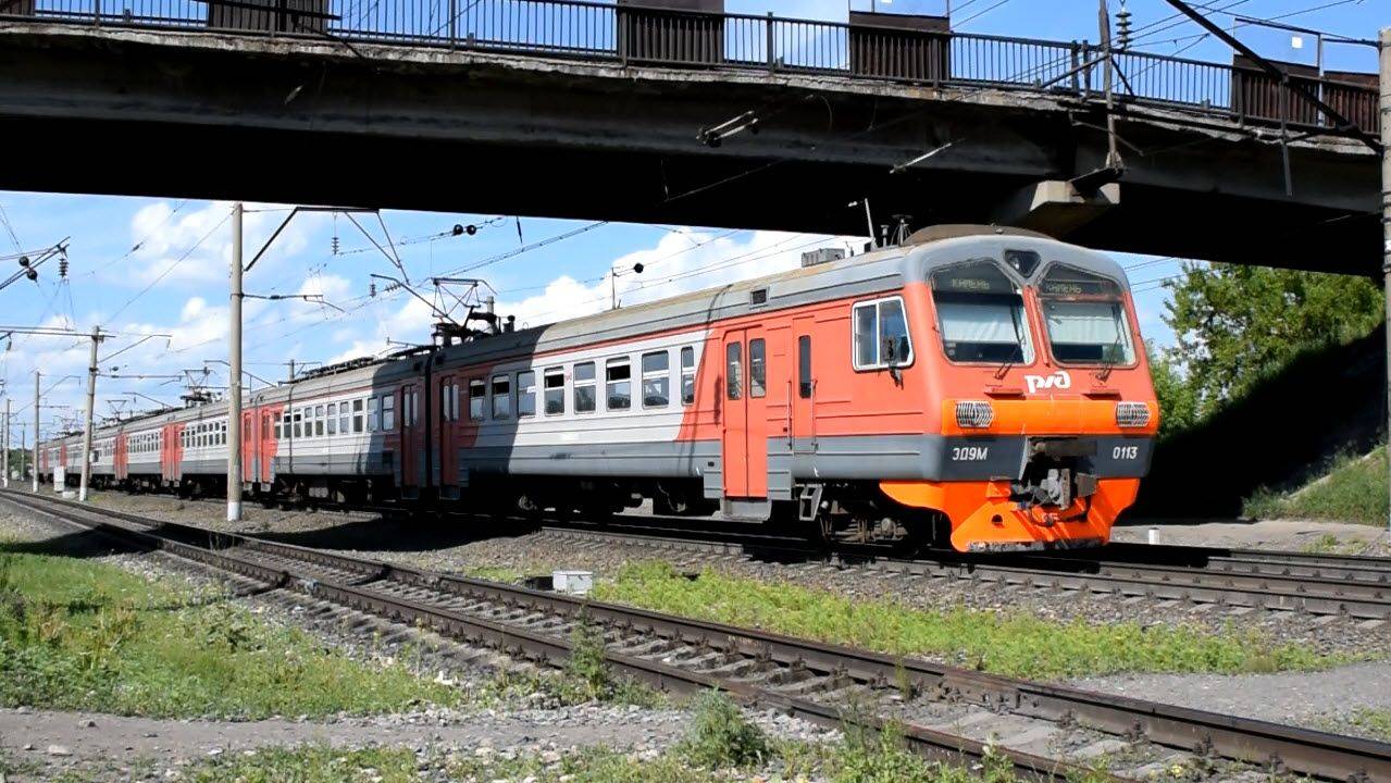 Электропоезд ЭД9М-0113 с приветливой бригадой.