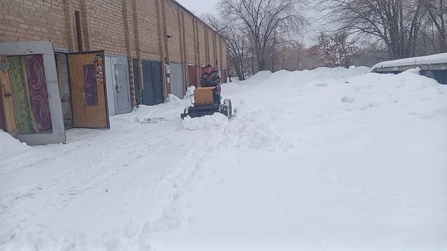 МиниТрактор. Первый выезд с лопатой.🚜🚜🚜.mp4