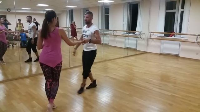 Сальса урок в Mambotime. Начально-средняя группа