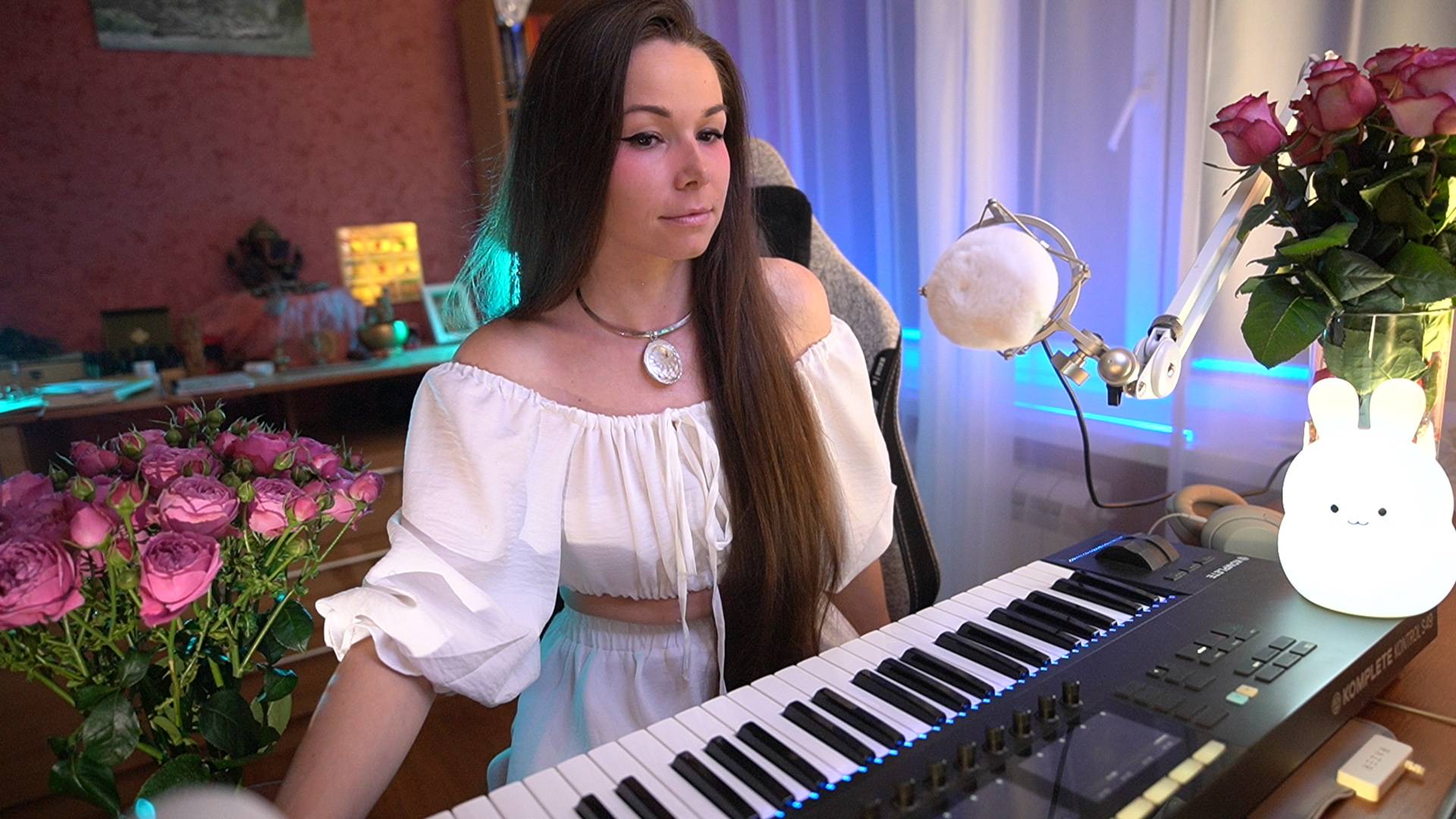 Беседуем и поём под фортепиано | #ламповыйстрим #девушкастримит
