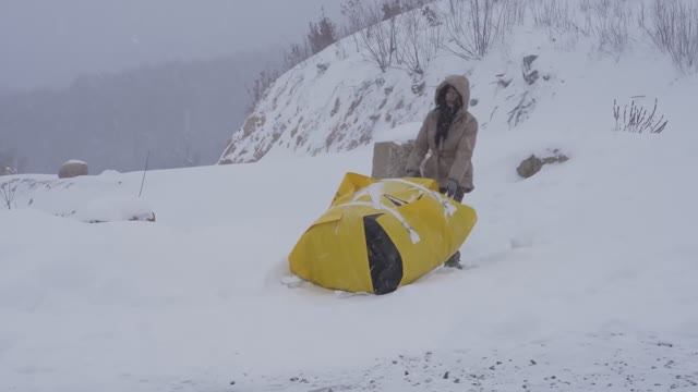 КИРИН CAMPING IN HEAVY SNOW WITH A 2-ROOM INFLATABLE TENT