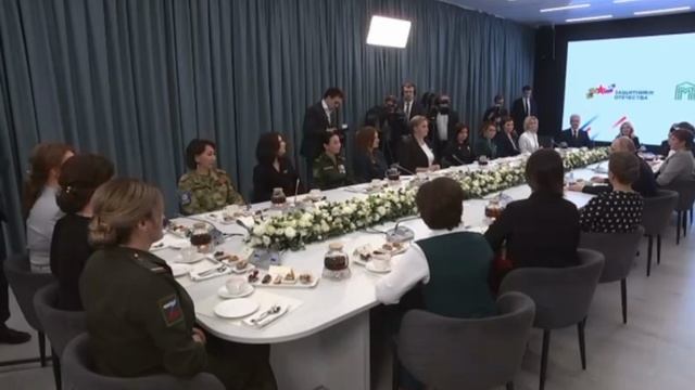 Путин поздравил всех женщин с наступающим 8 Марта, выразив особые слова благодарности участницам СВО