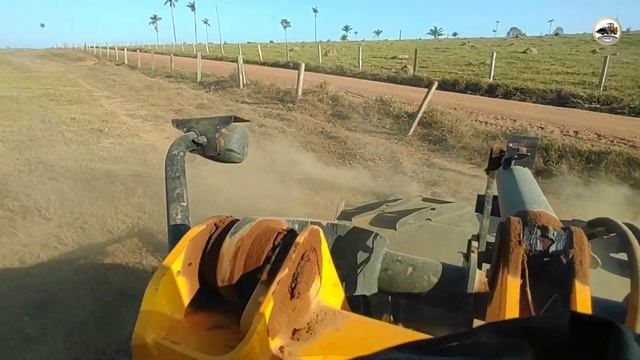 CARREGADOR DE RODAS JCB 426ZX WORKING HOLE IN GRAVEL ROAD