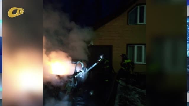 В КОТТЕДЖНОМ ПОСЕЛКЕ РЯДОМ С ДЕРЕВНЕЙ КЛИШИНО СГОРЕЛ АВТОМОБИЛЬ