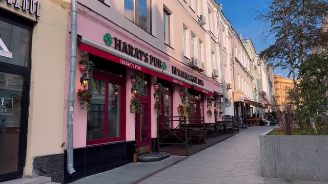 Москва в золоте: На прогулке с богатыми девушками этим летом