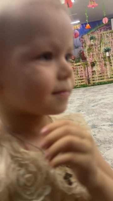 Дети дарят цветочки мамам❤️