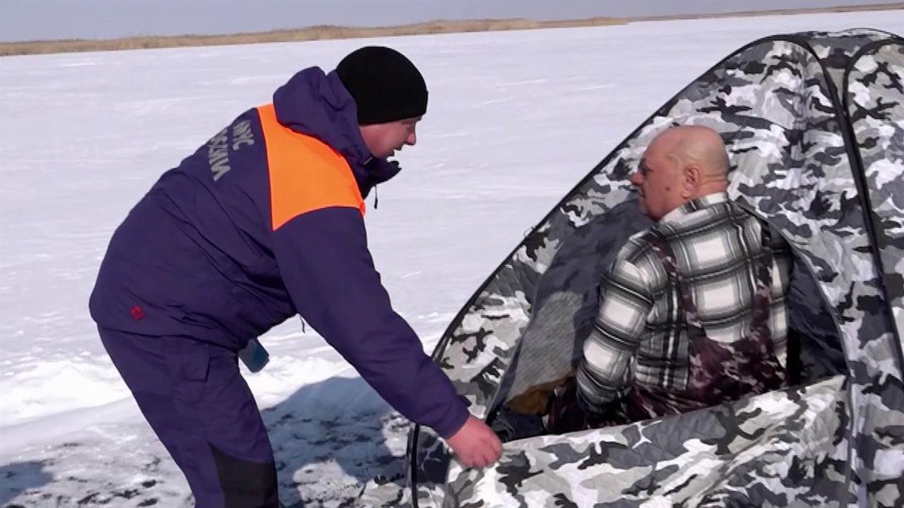 "Проклинают и уходят" - сотрудник МЧС о борьбе с рыбалкой на опасном льду