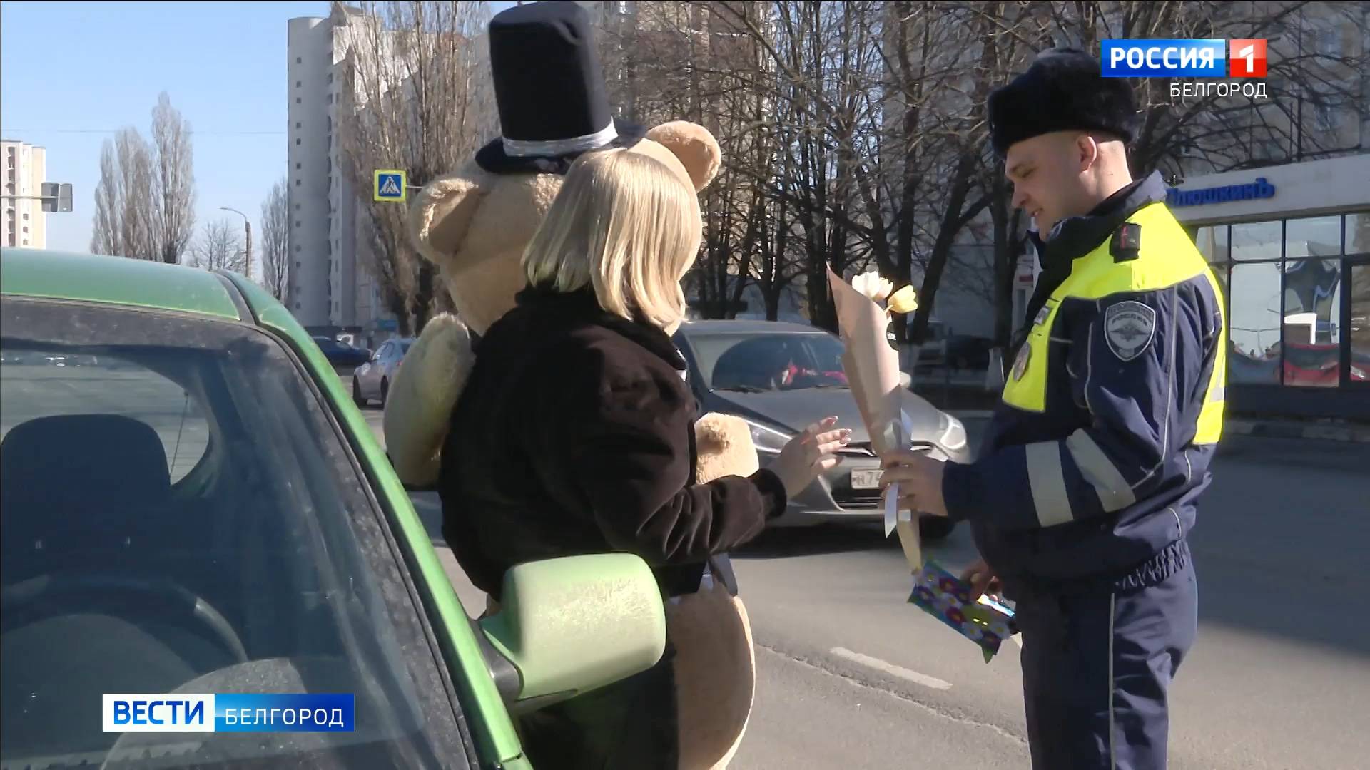 В Белгороде проходит акция "Цветы для автоледи"