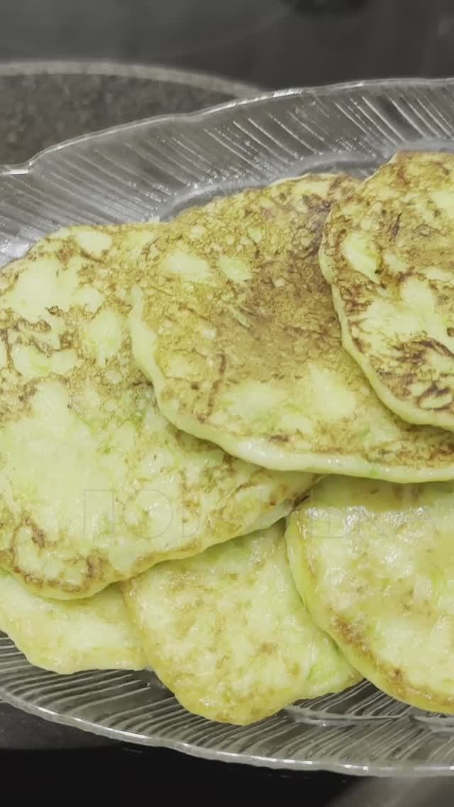 Кабачковые оладьи / Простые кабачковые оладьи на сковороде