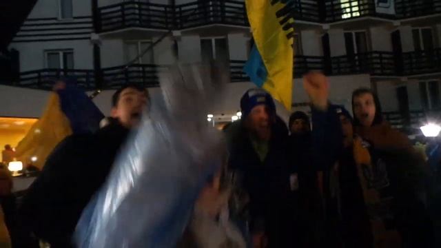 Нове-Место-2020. Украинские болельщики биатлона встречают Юрая Санитра после медальной эстафеты.