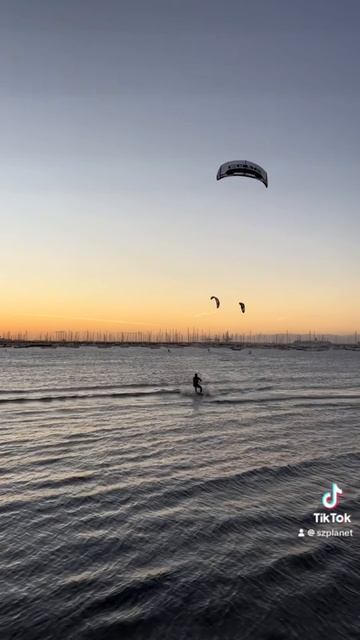 Flying Kite Surfers at the Sunset 🌆 @ Kilda Melbourne. Music 🎶 @volanicky #melbournelife