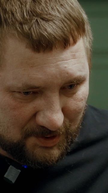 Ни разу не встречал, чтобы военные прятали свои шрамы. Шрамы украшают воина